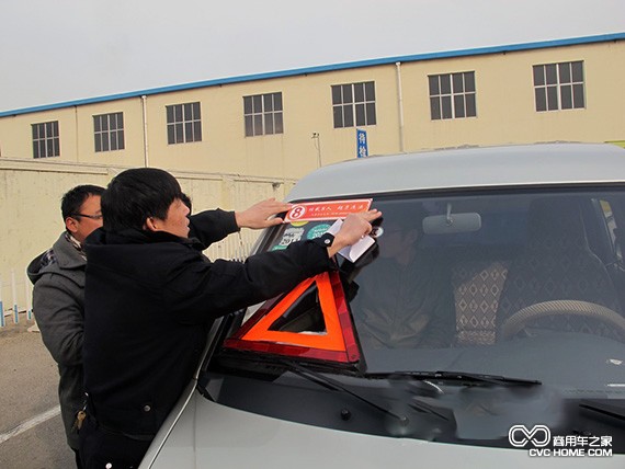 交警大隊(duì)對(duì)農(nóng)村微型面包車(chē)粘貼核載提示牌 商用車(chē)之家訊