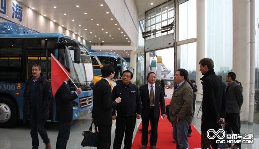 俄羅斯省級領(lǐng)導(dǎo)及企業(yè)代表團(tuán)參觀恒通客車 商用車之家訊