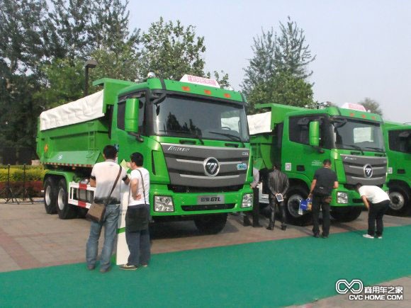 展場(chǎng)內(nèi)參觀的客戶(hù) 商用車(chē)之家