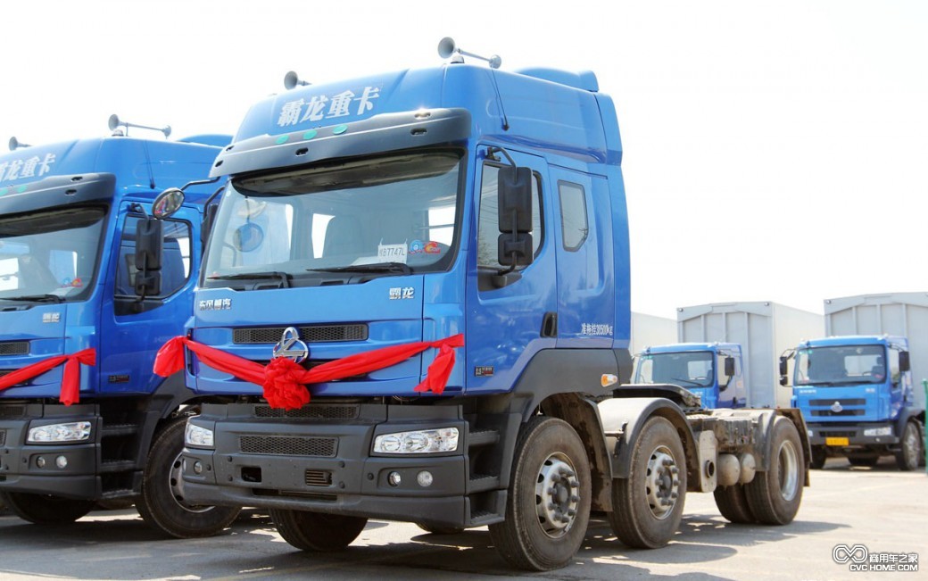 現(xiàn)場交付的霸龍6x2車型 商用車之家