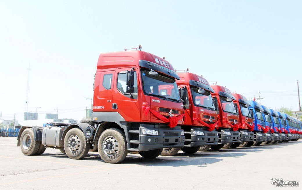 現(xiàn)場交付的霸龍6x2車型 商用車之家