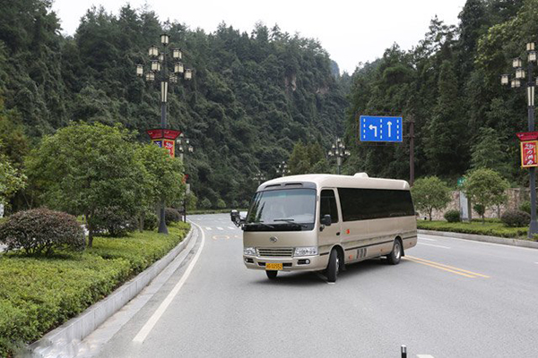 采用流線型車身設(shè)計(jì)，莊重典雅，彰顯精致經(jīng)典，可選高檔金屬烤漆，靚麗、奢華足以成為你的心動之選。 商用車之家