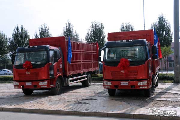 J6L運(yùn)糧車采用237x75x（7+4）mm雙層高強(qiáng)度車架，一汽原廠匹配的拉糧不漲車廂和解放成熟的435型10噸級(jí)后橋。 解放J6L