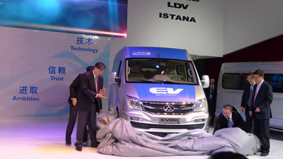 2014第二屆廣州國(guó)際商用車展 上汽大通EV80純電動(dòng)輕客