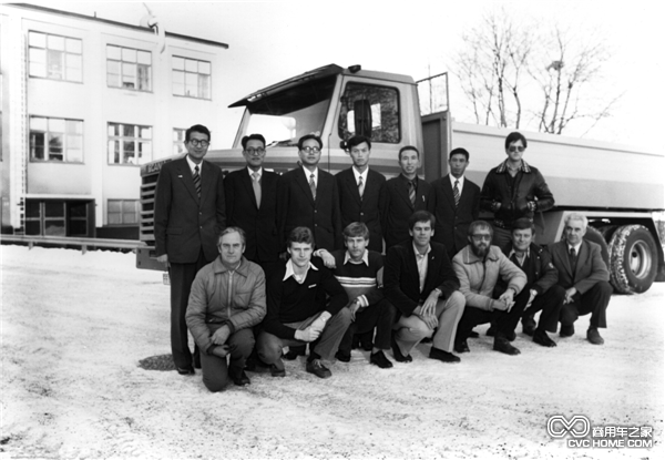 1980 年瑞典斯堪尼亞售后服務(wù)學(xué)校，中國(guó)林業(yè)部代表團(tuán)與授課教師合影，背后為斯堪尼亞 T112