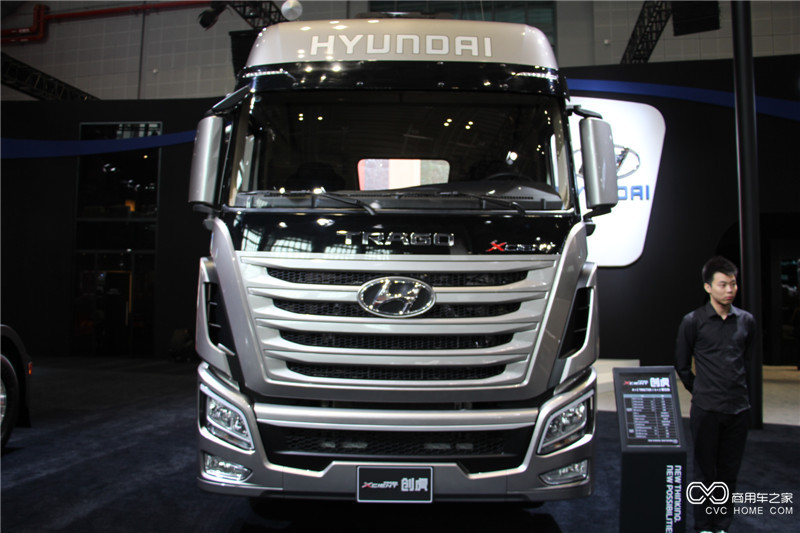 2015上海車展 四川現(xiàn)代創(chuàng)虎6*2牽引車