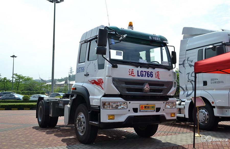 中國(guó)重汽 M5G 240馬力 4X2 LNG牽引車(chē)(ZZ4184M421GE1L)