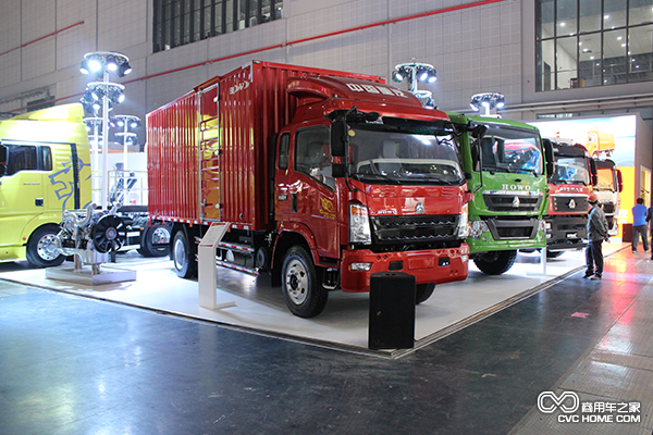 2015上海車(chē)展中國(guó)重汽展臺(tái)