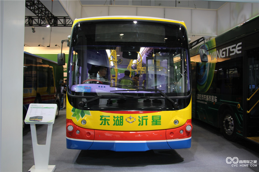 2015節(jié)能與新能源汽車(chē)成果展東湖新能源低地板公交車(chē)