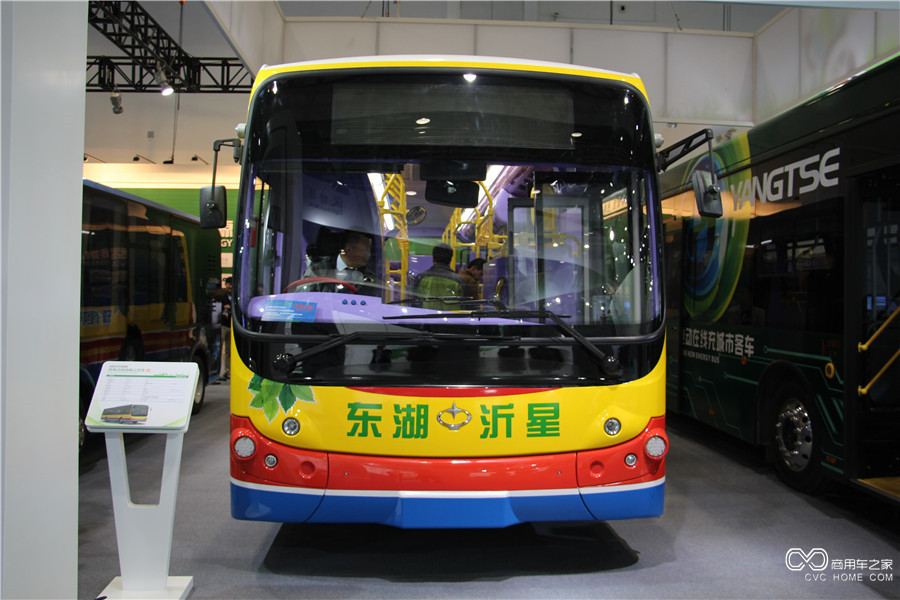 2015節(jié)能與新能源成果展 東湖純電動(dòng)低地板公交車(chē)