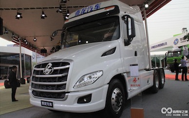 2016北京車展 柳汽乘龍T7 6*4 520馬力長(zhǎng)頭牽引車
