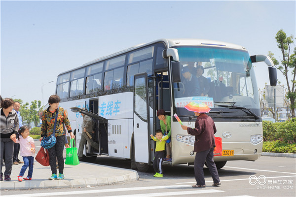 走下園博會專線車，游客們的內心滿是期待.jpg