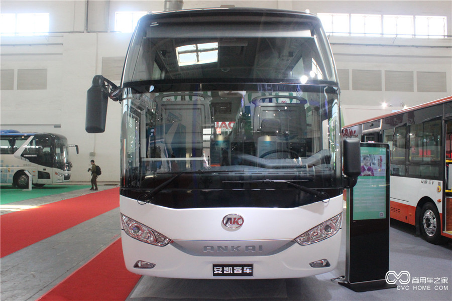 2016北京道路運(yùn)輸展 安凱A8 12米混合動(dòng)力通勤車