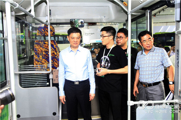 廣州市副市長謝曉丹等領導登上海格全鋁社區(qū)巴士，與工程師交流海格先進造車理念及工藝.JPG