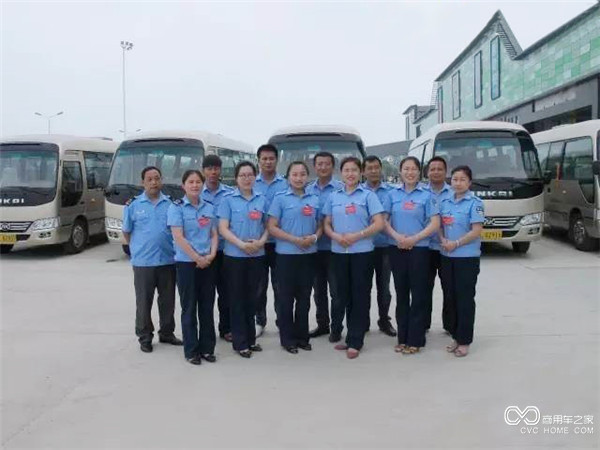 經(jīng)驗豐富、技術(shù)一流的駕乘服務(wù)人員.jpg