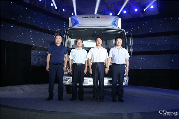 4、與會嘉賓與奧鈴CTS超級輕卡合影.JPG