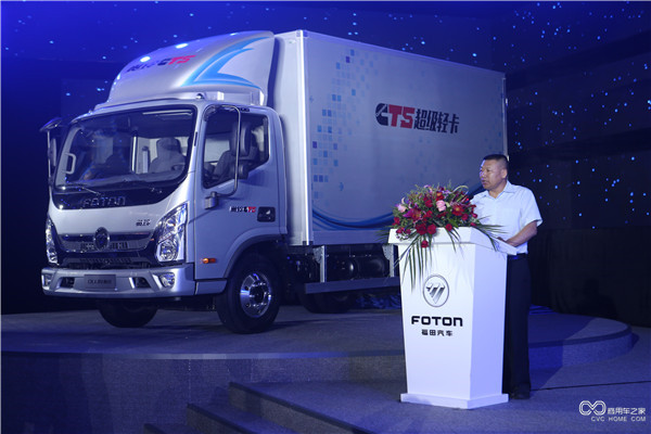 6、福田汽車集團(tuán)輕型商用車事業(yè)本部技術(shù)研究院常務(wù)副院長張立永先生進(jìn)行產(chǎn)品講解.JPG