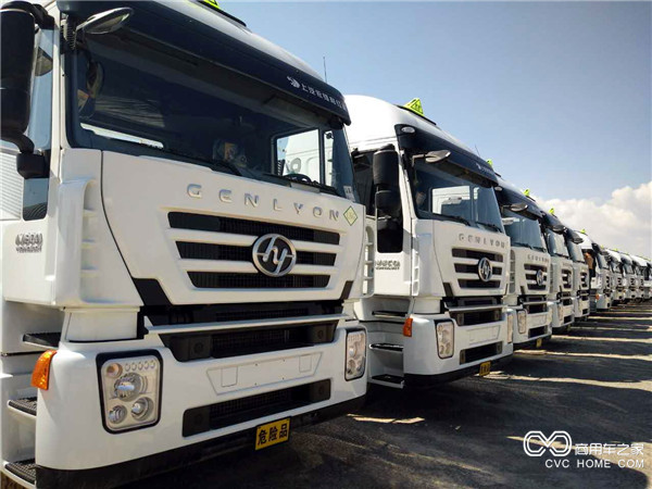 助力環(huán)保事業(yè)，上汽紅巖再次批量交付LNG?；愤\(yùn)輸車.JPG
