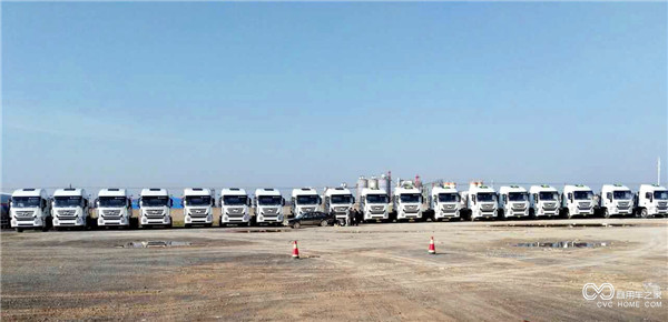 助力環(huán)保事業(yè)，上汽紅巖再次批量交付LNG?；愤\(yùn)輸車 (2).jpg