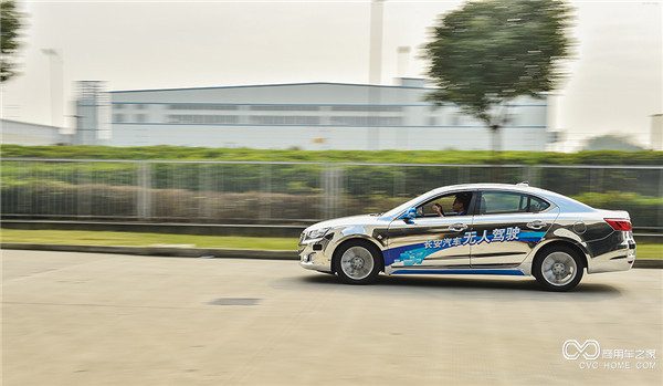 06_長安無人駕駛車睿騁，配備了博世高速公路輔助系統(tǒng)，5個中距離雷達傳感器加1個智能攝像頭的配置.jpg