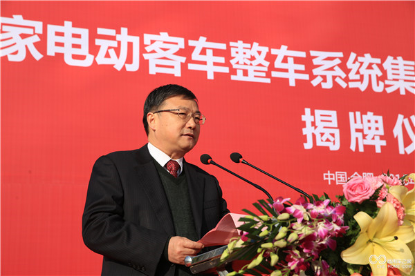 安凱客車總經(jīng)理查保應(yīng)進(jìn)行工程中心介紹，并宣讀工程中心第二屆專家委員會(huì)名單.JPG