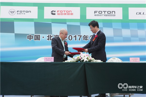 福田商用汽車集團(tuán)商務(wù)汽車業(yè)務(wù)總監(jiān)、輕型商用車事業(yè)本部執(zhí)行副本部長(zhǎng)潘林波先生和通(北京)汽車租賃股份公司的董事長(zhǎng)宋均峰先生代表雙方簽約.JPG
