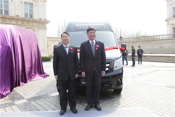 福田商用汽車集團副總裁、輕型商用車業(yè)務(wù)總監(jiān)趙建民先生和中國物流與采購聯(lián)合會副會長蔡進先生為福田圖雅諾純高頂國五新品揭幕 (2).JPG