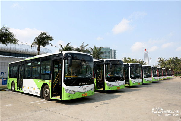 安凱純電動(dòng)公交車(chē)投入?？谶\(yùn)營(yíng).JPG