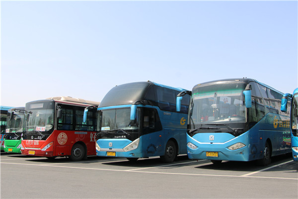 在萊蕪長(zhǎng)運(yùn)，中通客車(chē)的身影隨處可見(jiàn).jpg